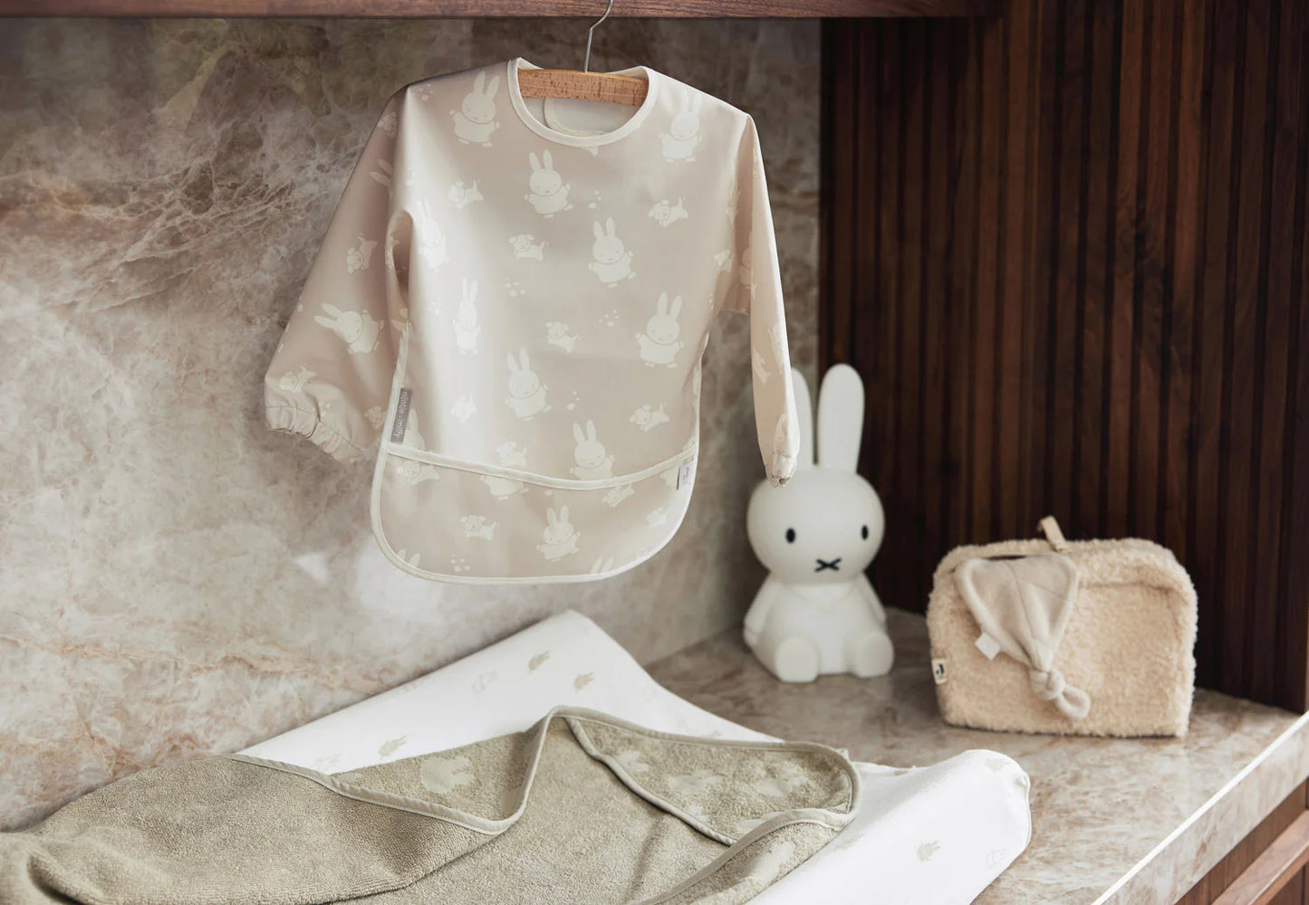 Jollein - Slab Waterproof met Mouw Miffy & Snuffy Nougat