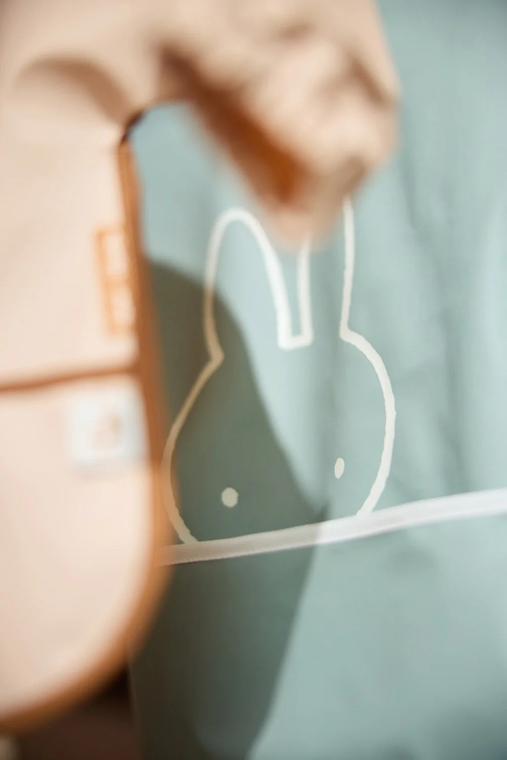 Jollein - Waterproof Bib With Sleeves – Nintje Peekaboo | Waterdichte Slab met Mouwen voor Baby’s & Peuters