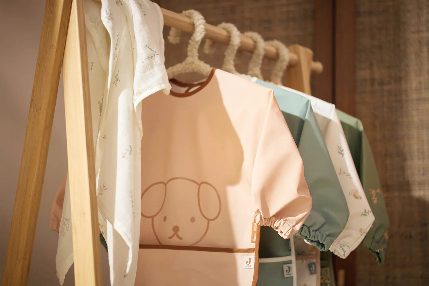 Jollein - Waterproof Bib With Sleeves – Nintje Peekaboo Wild Rose | Waterdichte Slab met Mouwen voor Baby’s & Peuters