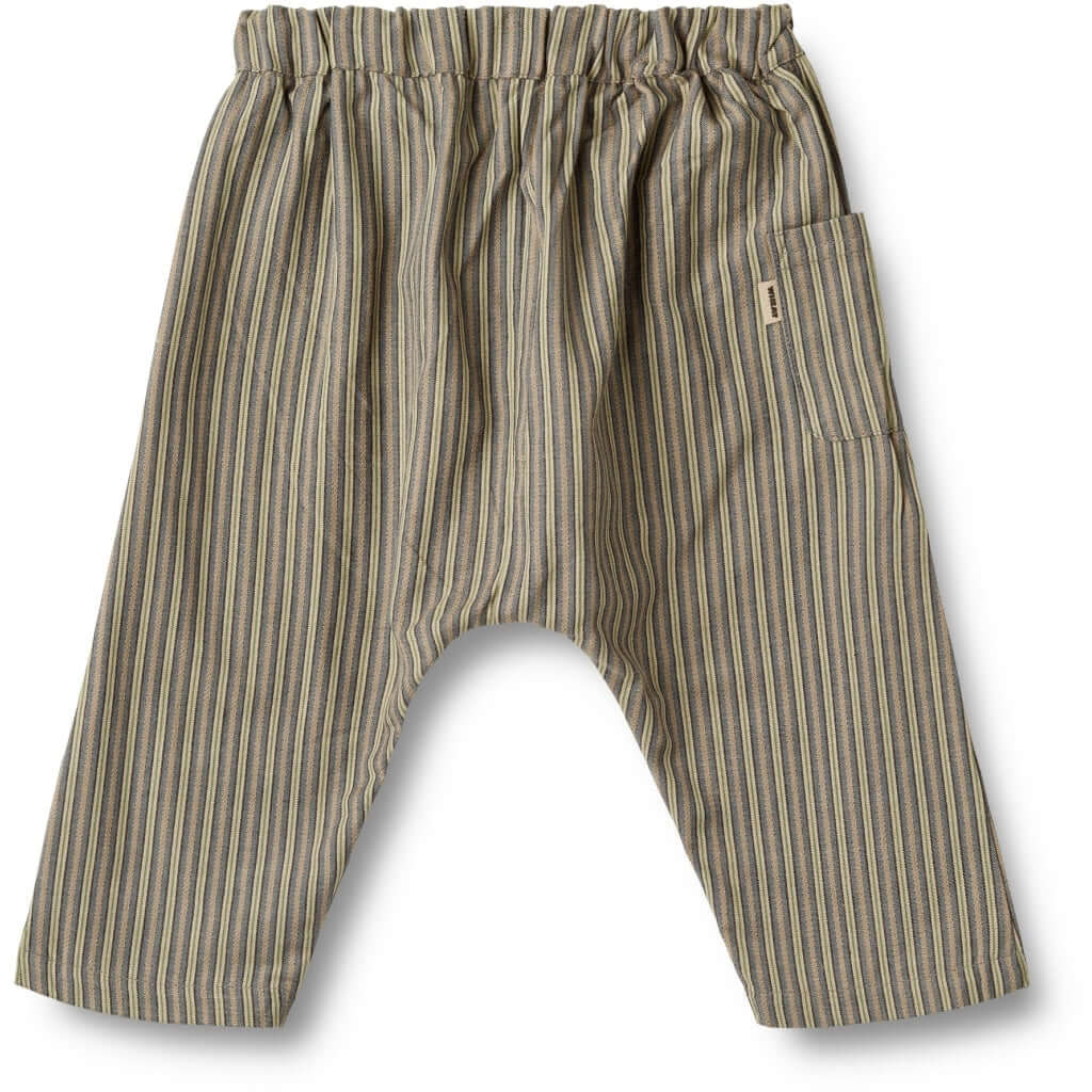 Gestreepte groene-blauwe babybroek van biologisch katoen met verstelbare taille en zak.