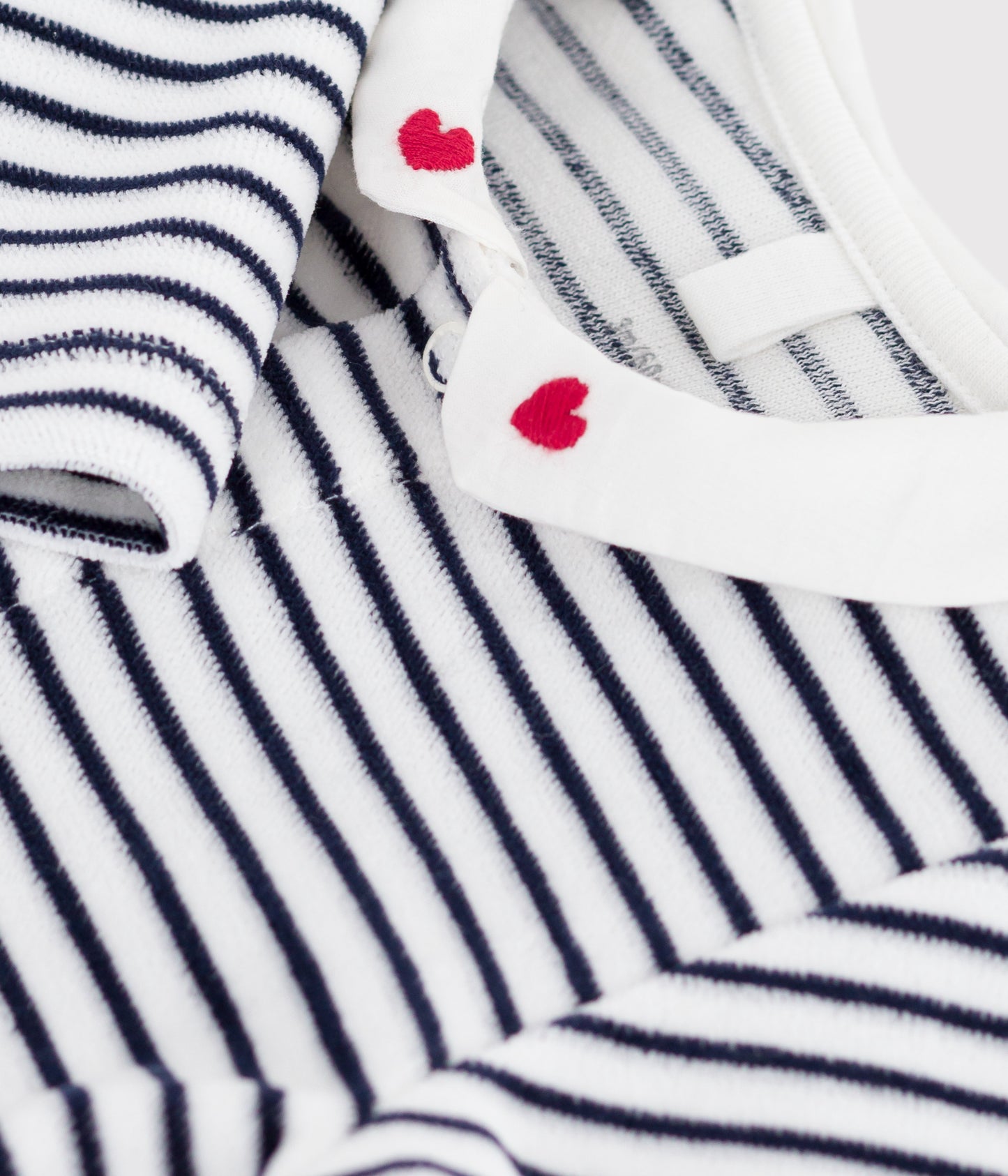 Petit Bateau – Fluwelen babypyjama met kraag en print