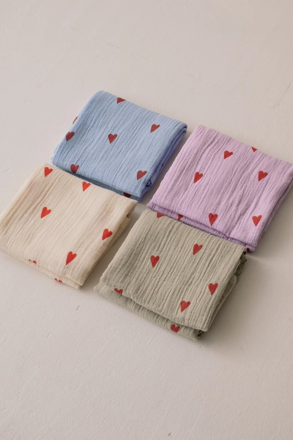 Studio Noos – Sage Green Hearts Hydrofiele Doek | Medium 70×70 cm