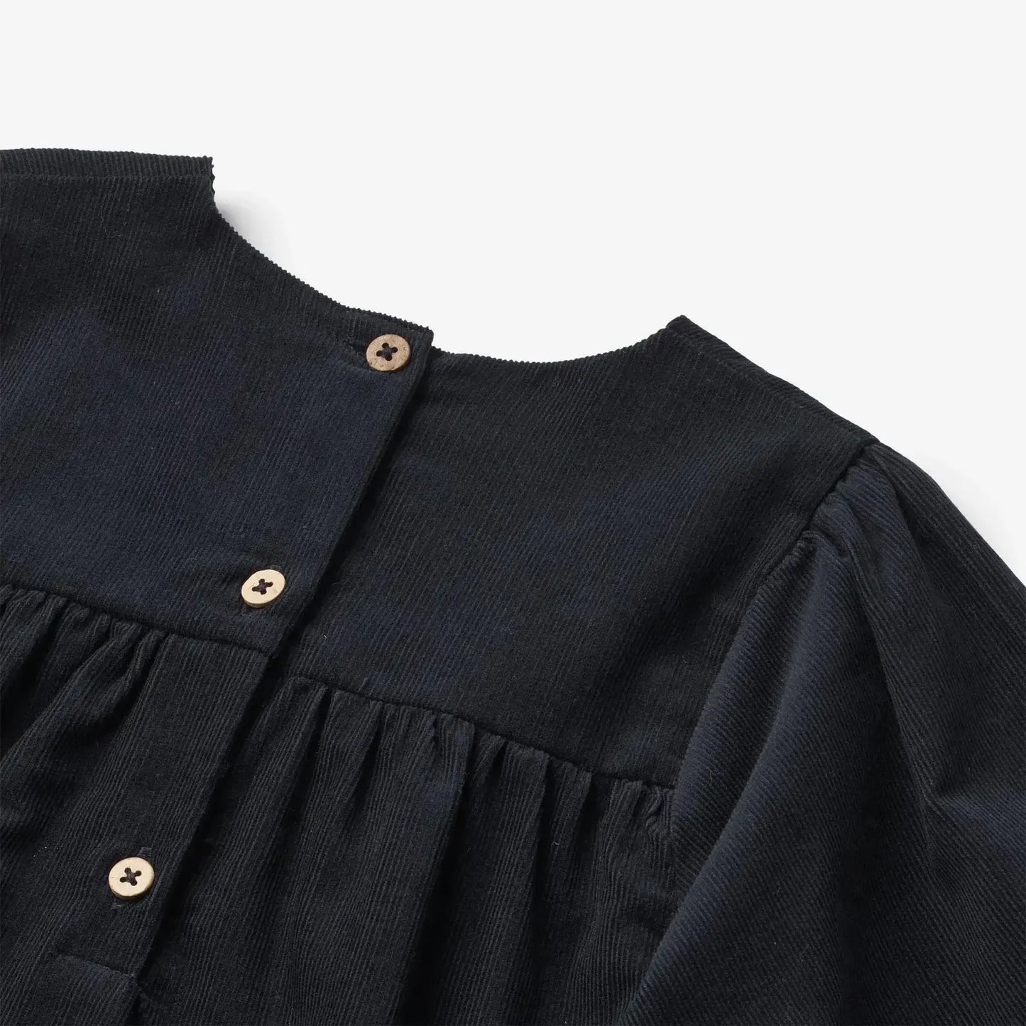 Detail of Wheat Jurk Elvira navy, featuring button closure and soft organic cotton ribbed fabric. Perfect for kids!