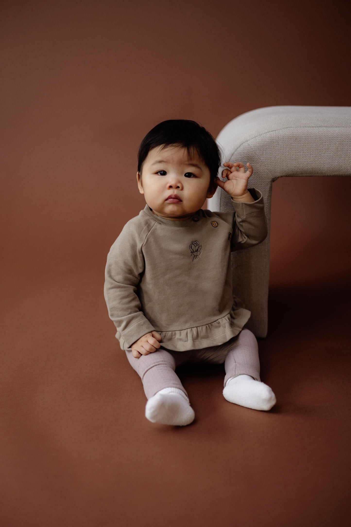 Levv - Nica Baby Sweater Light Brown | Biologisch Katoen met Ruffle en Bloemenborduring