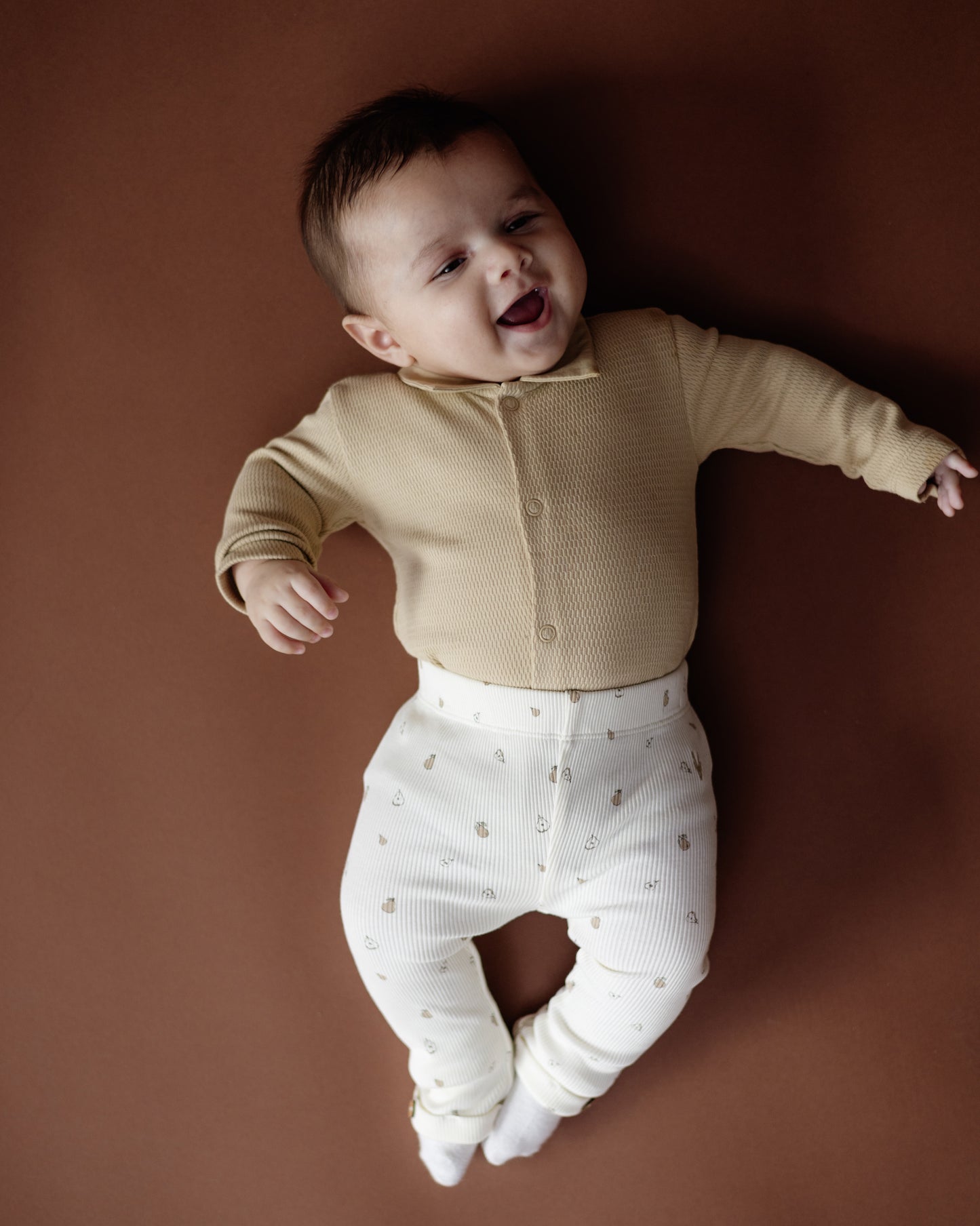 Levv - Nick Baby Broek AOP Sand Sketch | Geribde Legging van 100% Biologisch Katoen