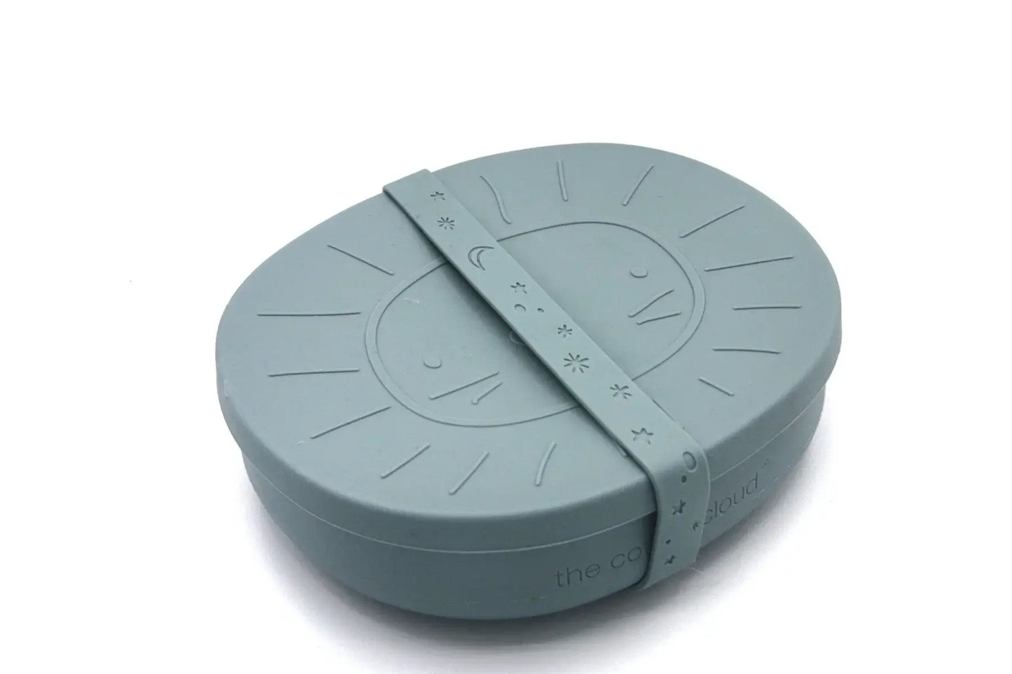 Broodtrommel Alfie in zachtgroen silicone met zonnestraal design, ideaal voor kinderlunch en snacks onderweg.