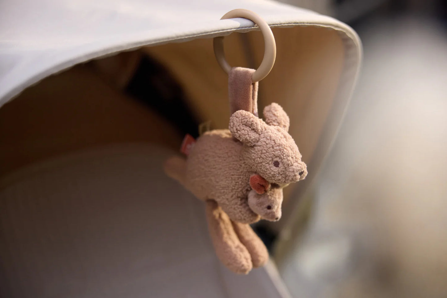 Jollein - Pram Hanger – Kangaroots | Zachte Wagenhanger voor Baby’s