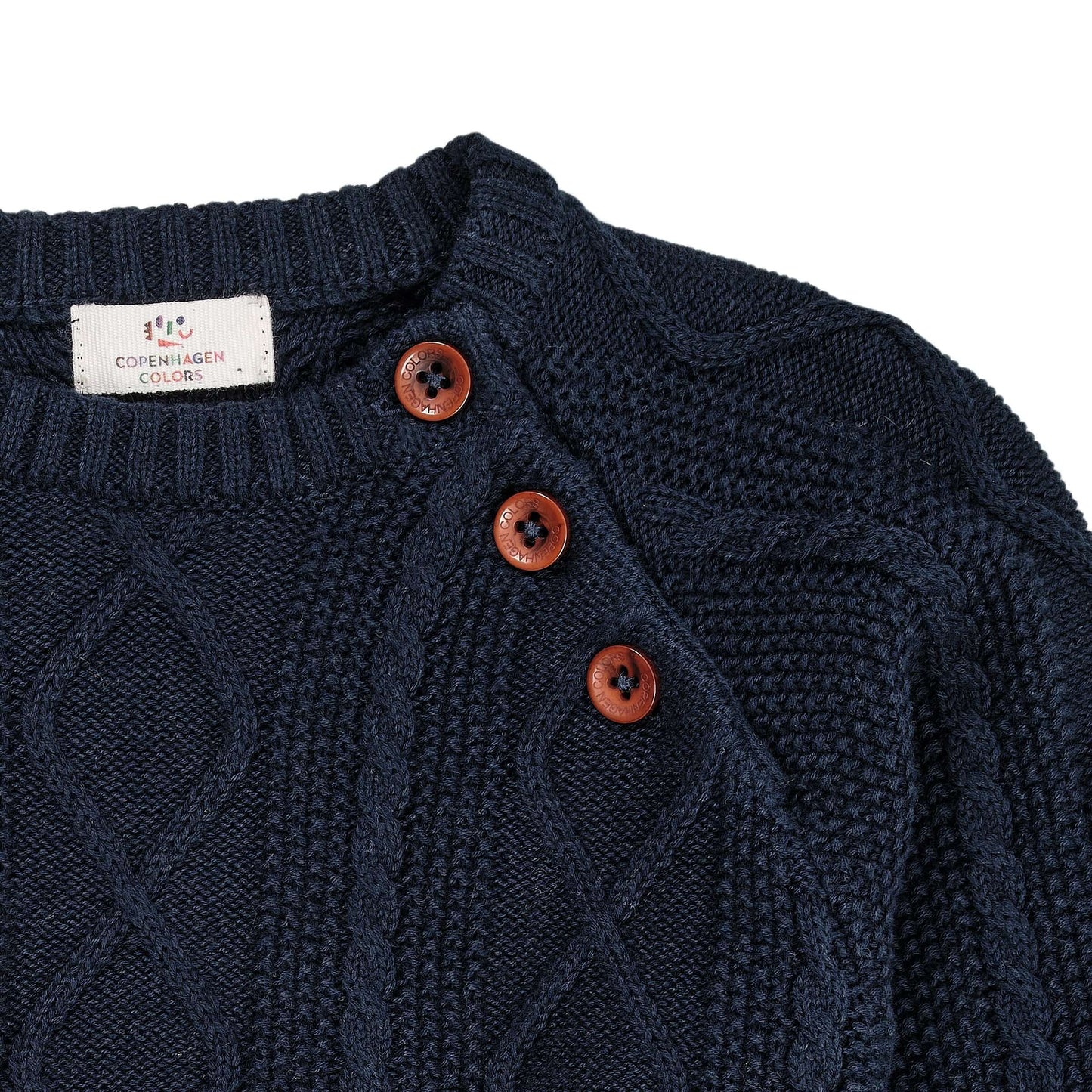 Gebreide kabeltrui in navy blauw van Copenhagen Colors met houten knopen en textuurdetails.