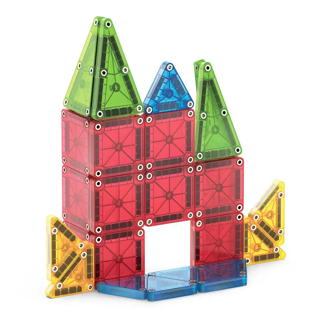 De MAGNA-TILES® microMAGS Reisset is een compacte, magnetische bouwset verpakt in een handig magnetisch blik met 26 onderdelen: 12 vierkanten, 4 rechte driehoeken, 4 gelijkbenige driehoeken en 6 gelijkzijdige driehoeken. Deze kleinere tegels, met een afme