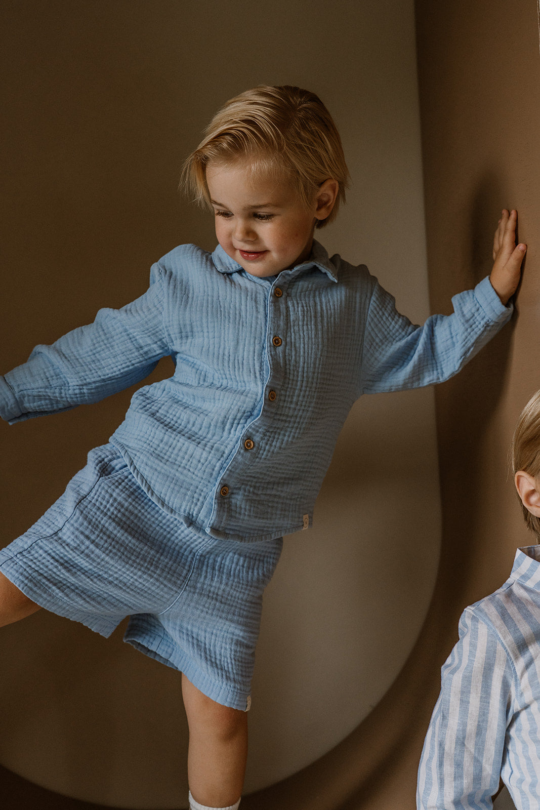 Navy Natural – Niels Short Blue Mousseline