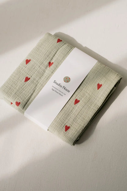 Studio Noos – Sage Green Hearts Hydrofiele Doek | Medium 70×70 cm