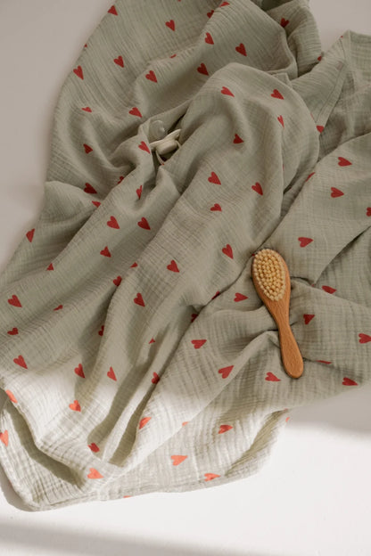 Studio Noos – Sage Green Hearts Hydrofiele Doek | Medium 70×70 cm