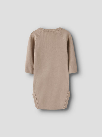 Lil' Atelier - Baby Romper NBMHALLI HIS LS Body | Oxford Tan