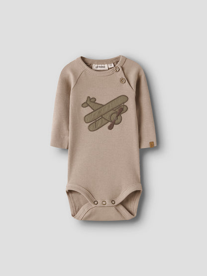 Lil' Atelier - Baby Romper NBMHALLI HIS LS Body | Oxford Tan