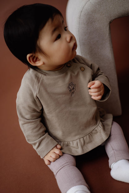 Levv  - Nica Baby Sweater Light Brown | Biologisch Katoen met Ruffle en Bloemenborduring
