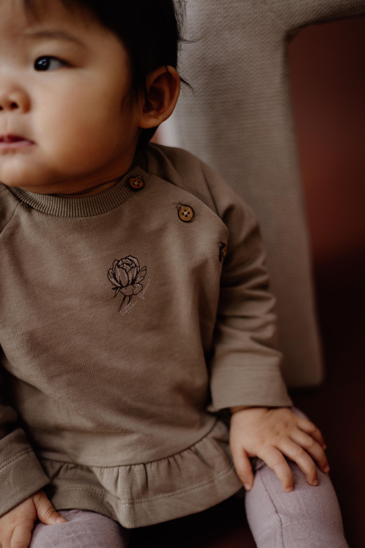 Levv  - Nica Baby Sweater Light Brown | Biologisch Katoen met Ruffle en Bloemenborduring