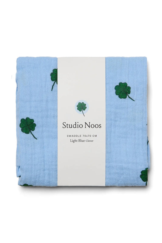 Studio Noos – Light Blue Clover Hydrofiele Doek | Medium 70×70 cm