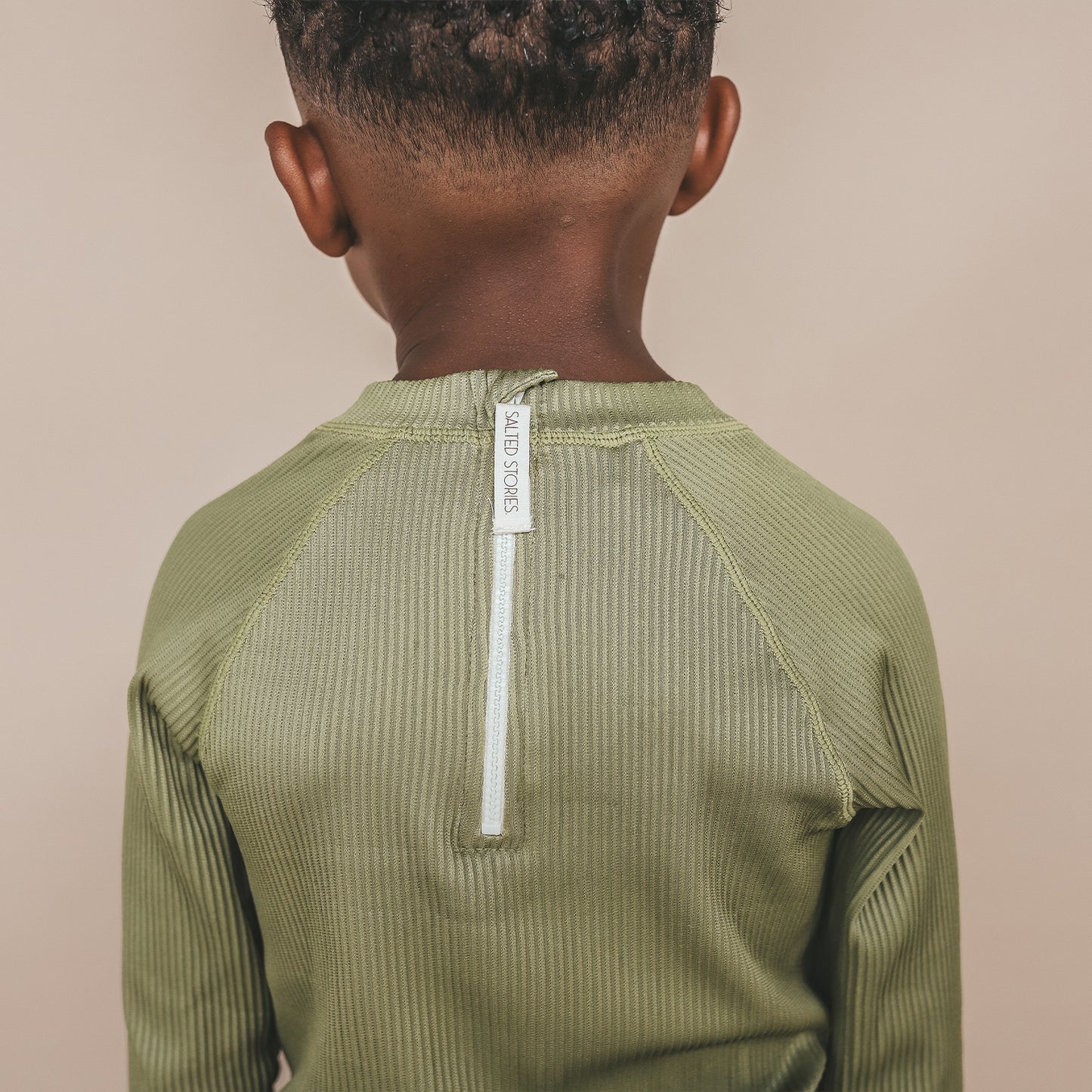 Salted Stories - Solid Rib Swim Longsleeve – Iguana | Comfortabel UV‑vriendelijk Zwemshirt voor Jongens