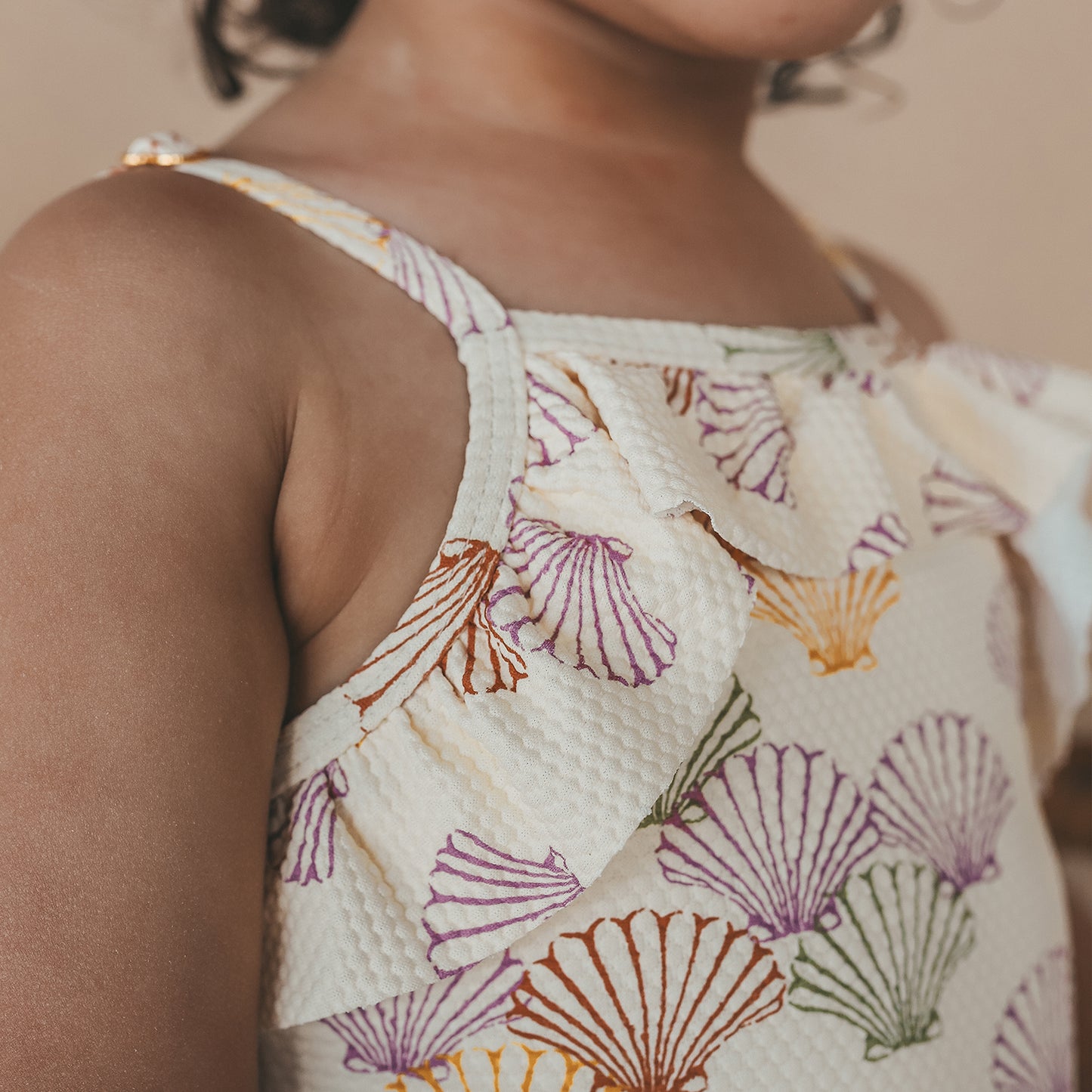 Salted Stories - Shells Swimsuit – Multicolor | Comfortabel & Speels Meisjes Badpak met Honeycomb‑Structuur