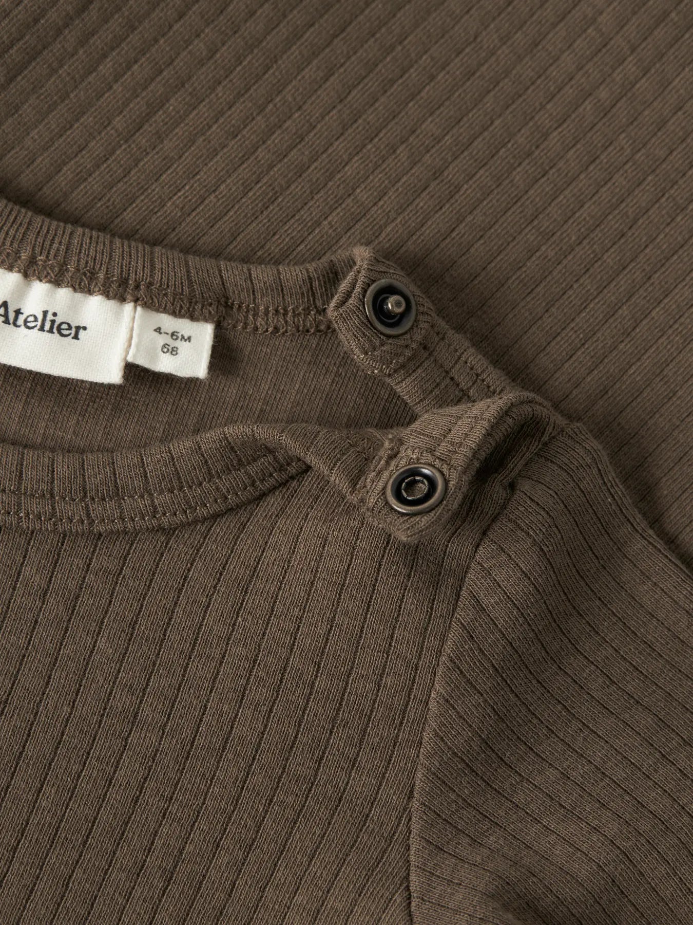 Lil' Atelier - Rib Baby Romper Bruin | Biologisch Katoen & TENCEL™