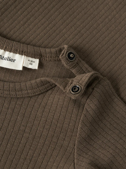 Lil' Atelier - Rib Baby Romper Bruin | Biologisch Katoen & TENCEL™