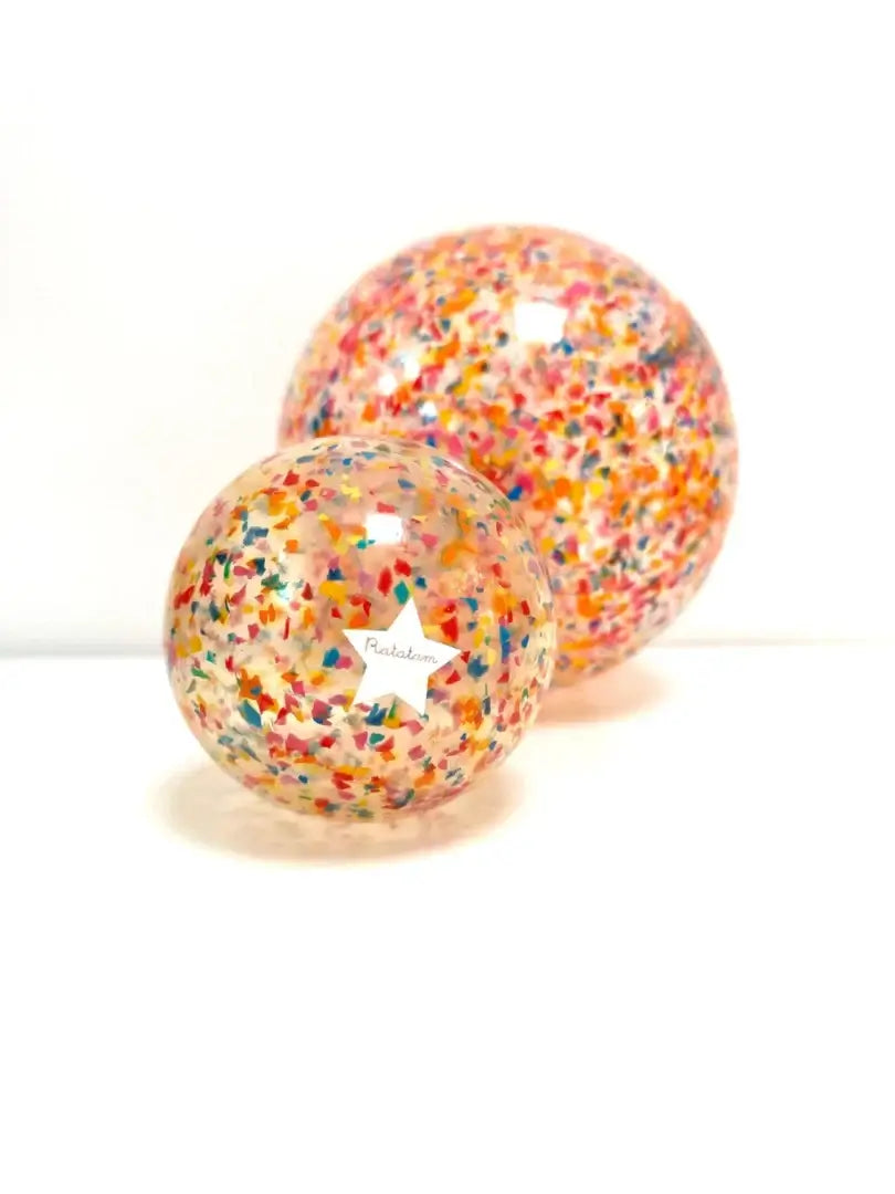 Colorful Ratatam confetti balls in vibrant packaging, perfect for a joyful kerst cadeau! Size: 10 cm.